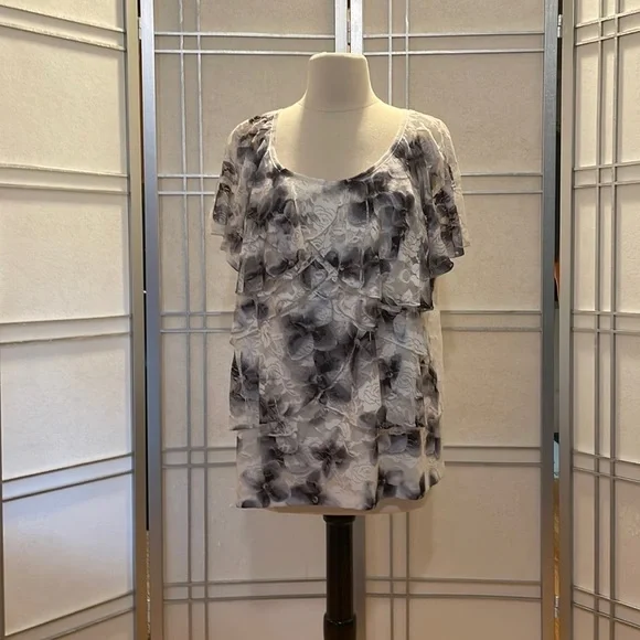 *AGB Woman White & Black Lacey Short Sleeved Top - Picture 1 of 5